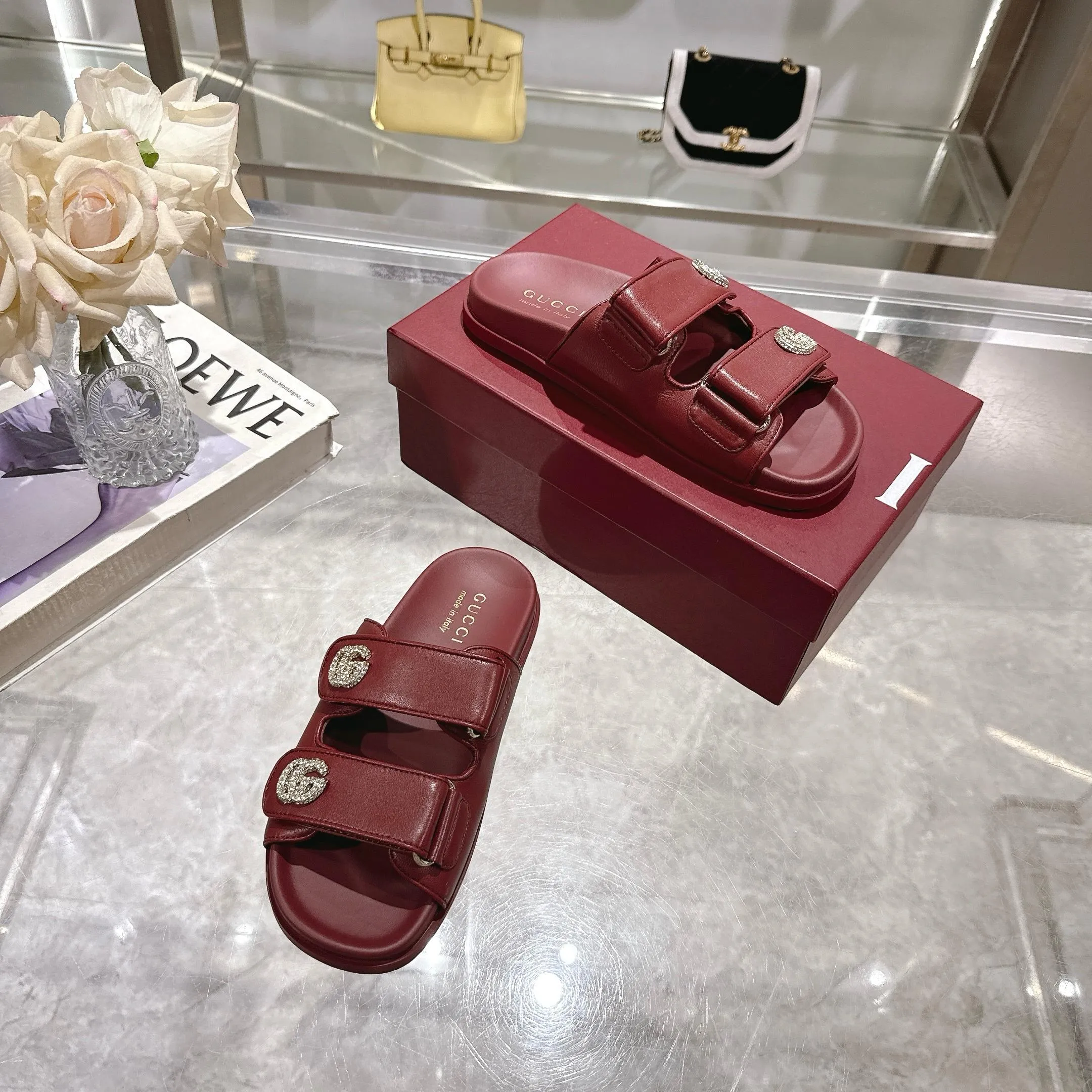 Wholesale direct sales 260👟👟 Gucci’s modern design aesthetic explores the path of unique craftsmanship, cleverly integrating the brand’s classic elements with its beloved brand identity. The sandal is embellished with the beloved Double G hardware, adding a touch of understated branding to the design, complementing the versatility of the Velcro straps. Women Light gold tone hardware Sheepskin lining Double G Rubber sole Velcro fastening Flat sole